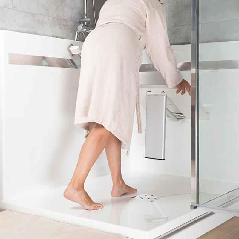 Douche senior sécurisée installée dans une salle de bain